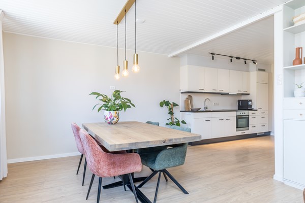 Foto - Verkocht onder voorbehoud: Ruime en veelzijdige vrijstaande woning met 173 m² woonoppervlakte,  extra leefverdieping, 3 slaapkamers (mogelijkheid tot 4), 2 badkamers, royaal bijgebouw en tuin op het zuidoosten in Hulsberg